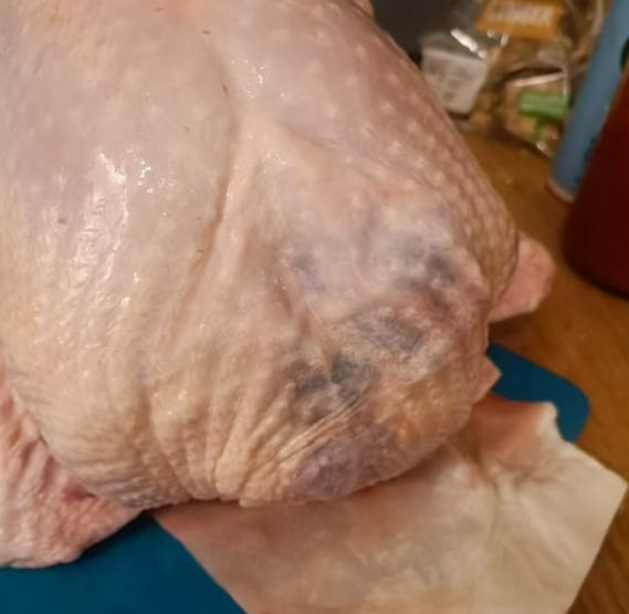 Гнила та неїстівна. У магазині покупцям продали зіпсовану індичку перед Різдвом (фото)